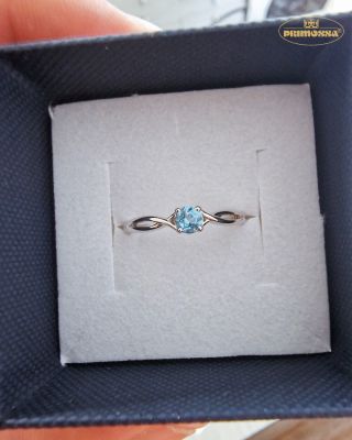 Oblíbený zásnubní prsten tentokrát v hlavní roli s Swiss blue topazem. 🩵 Tradičně netradiční šperk, jako je tenhle, můžete...