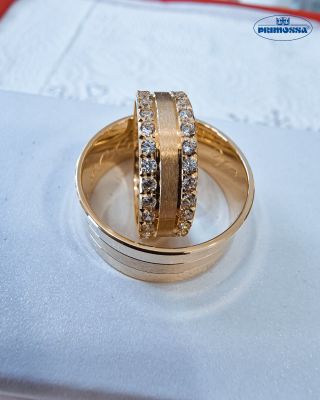 Snubní prsteny, které mluví za vás. Pánský v šířce 9 mm pro silný dojem, dámský s dvěmi řadami třpytivých kamínků. A...