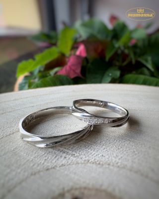 Snubní prsteny s jemným zkrouceným designem. 😍 Originální, nadčasové a na ruce přímo září. Dámský prsten je obohacen o...