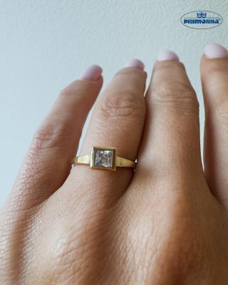 Tento zásnubní prsten je jiný než klasické - jednoduchý, ale přitom výrazný. 😍 Má čtvercový kámen zasazený do zlata, což...