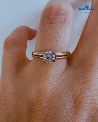 Minimalistický, ale výrazný. 💍 Tento zásnubní prsten ze žlutého zlata působí díky dělenému kroužku jemně a přesto moderně...