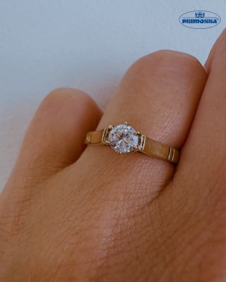 Zase trochu jiný zásnubní prsten ze žlutého zlata s vystouplým centrálním kamenem, který vyniká čistým designem a jemnými...