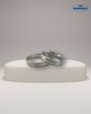 Matný „ice“ efekt a jemné diamanty na dámském prstenu? 😍 To jsou snubní prsteny pro páry, které chtějí něco víc než...