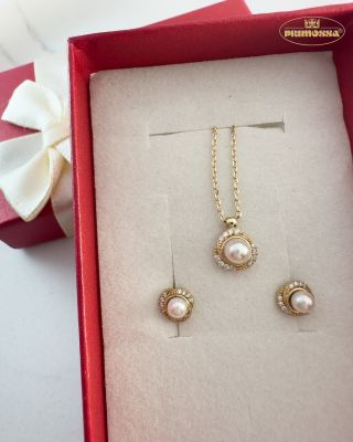 Perlový set, co rozzáří Vánoce. 🎄 Zlaté detaily, třpytivé kamínky a perla jako třešnička na dortu. 🎁 Dárek, který bude...