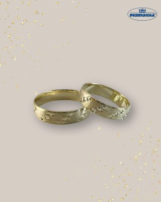 Snubní prsteny s jemným rytím a matným povrchem – klasika s kapkou originality. Elegantní, nadčasové a připravené stát se...