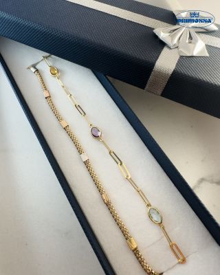 Pod stromeček s lehkostí a špetkou luxusu. 🎄 Tyhle náramky spojují zlaté tóny s barevnými kameny, takže působí jako malé...