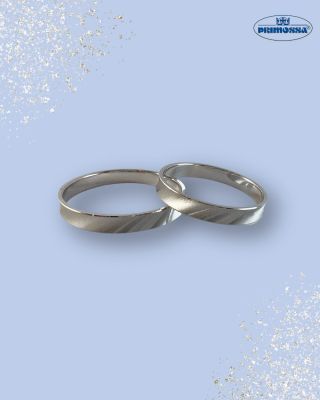 Tyhle snubní prsteny jsou stvořené pro páry, co chtějí jemný styl, který vydrží roky – lehký lesk, čisté linie a symbol...