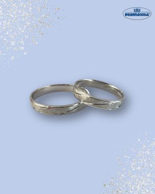 Dva prsteny. Jeden příběh. Jemná textura, čisté linie a lesk, který nezmizí ani po letech. Protože láska si zaslouží něco...