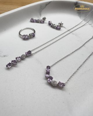 Ještě je čas! 🎄 Hledáte stále ten jeden dárek? 🎁 Přijďte si k nám vybrat třeba celou sadu šperků, která potěší. 😍